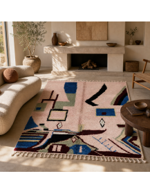 Tapis Beni Ouarain rose poudré et bleu marine dans un salon contemporain aux matières naturelles