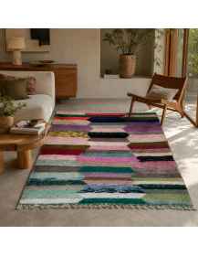 Tapis berbère marocain multicolore dans un intérieur bohème contemporain aux matières naturelles