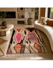 Tapis Beni Ouarain ivoire et multicolore dans un intérieur contemporain aux matières naturelles