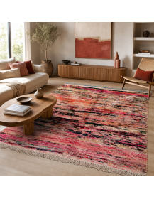 Tapis Beni Ouarain rose poudré et beige écru dans un salon bohème contemporain