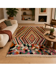 Tapis Beni Ouarain écru et multicolore dans un intérieur chaleureux aux accents bohèmes