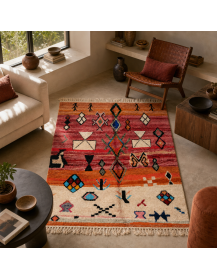 Tapis artisanal marocain terracotta et crème dans un intérieur contemporain chaleureux
