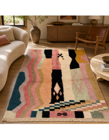Tapis Beni Ouarain ivoire et noir dans un intérieur contemporain aux matières naturelles