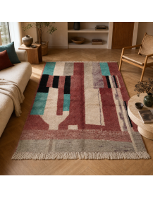 Tapis marocain artisanal bordeaux et turquoise intégré dans un intérieur contemporain chaleureux