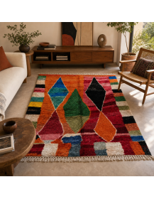 Tapis artisanal marocain coloré installé dans un salon contemporain chaleureux