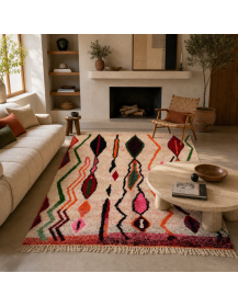 Tapis artisanal marocain ivoire rosé et bordeaux dans un intérieur contemporain chaleureux