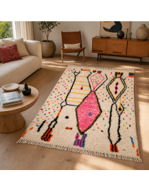 Tapis Beni Ouarain artisanal ivoire écru et rose vif dans un salon contemporain chaleureux