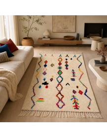 Tapis artisanal marocain ivoire écru et multicolore dans un intérieur contemporain chaleureux