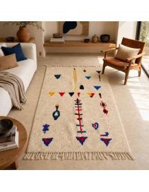 Tapis berbère artisanal écru et multicolore dans un intérieur contemporain chaleureux
