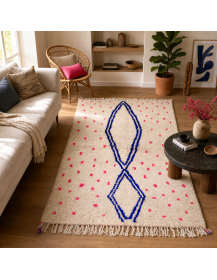 Tapis berbère artisanal ivoire et bleu profond dans un intérieur contemporain chaleureux