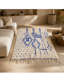 Tapis Beni Ouarain ivoire crème et bleu cobalt dans un intérieur contemporain aux matières naturelles