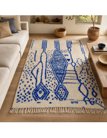 Tapis artisanal marocain Beni Ouarain ivoire et bleu cobalt dans un intérieur contemporain chaleureux