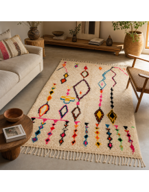 Tapis berbère artisanal marocain ivoire écru et multicolore dans un intérieur contemporain chaleureux