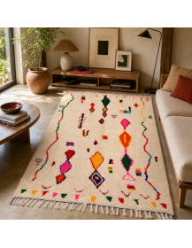 Tapis Beni Ouarain écru et multicolore dans un salon contemporain chaleureux