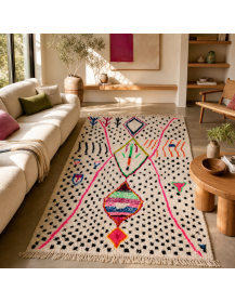 Tapis artisanal marocain ivoire écru installé dans un intérieur contemporain chaleureux