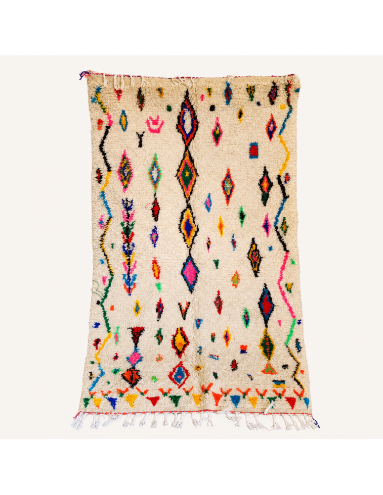 Tapis Beni Ouarain artisanal marocain en laine ivoire crème et motifs géométriques multicolores