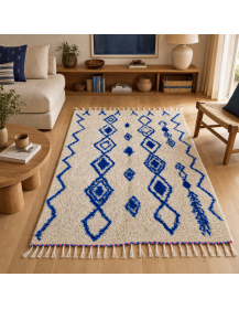 Tapis artisanal marocain Beni Ouarain ivoire et bleu cobalt dans un salon contemporain chaleureux