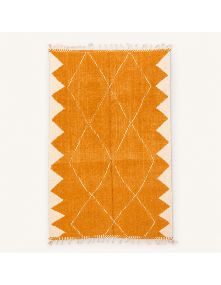 Tapis Beni Ouarain artisanal marocain en laine ocre orange et écru, motif géométrique