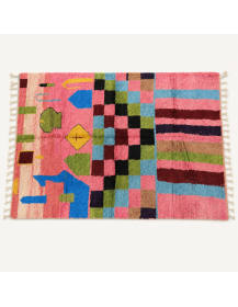 Tapis Beni Ouarain artisanal marocain en laine rose corail vif et multicolore, motif graphique asymétrique