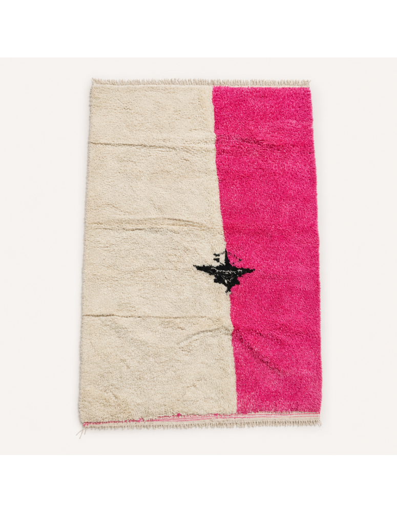 Tapis Beni Ouarain artisanal marocain en laine ivoire crème et rose fuchsia, motif abstrait