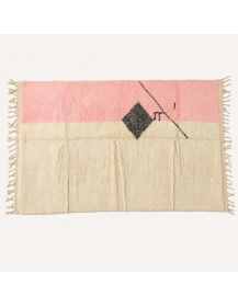Tapis Beni Ouarain artisanal marocain en laine ivoire crème avec bande rose poudré et losange anthracite
