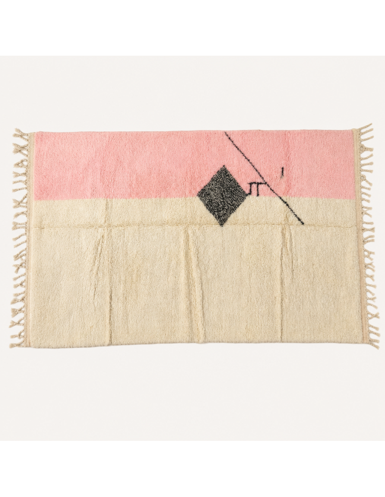 Tapis Beni Ouarain artisanal marocain en laine ivoire crème avec bande rose poudré et losange anthracite