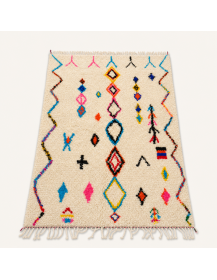 Vue en perspective du tapis Beni Ouarain ivoire crème et turquoise, avec velours shaggy et motifs berbères colorés