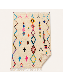 Vue du tapis Beni Ouarain artisanal marocain présentant sa face en laine ivoire crème et ses franges sur les deux petits côtés