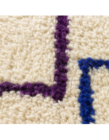 Détail du velours laineux shaggy et des motifs géométriques violet bleu et noir
